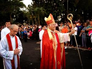 Monseñor Ángel durante las procesiones de Semana Santa en Alajuela.