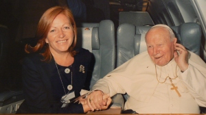 Valentina junto al Papa Juan Pablo II en el avión papal.