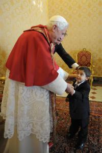 Fernando Sánchez hijo en su encuentro privado con el Papa Benedicto XVI, tras escabullirse en medio de la Guardia Suiza 