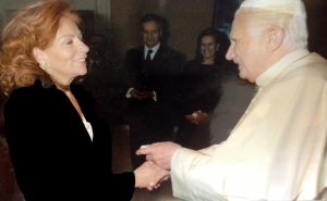 Valentina Alazraki saluda al hoy Papa Emérito Benedicto XVI