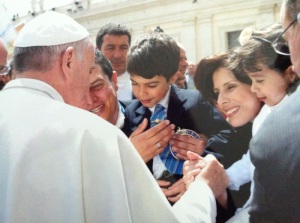 Fernando Sánchez, sus hijos y esposa saludan al Papa Francisco.
