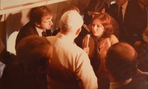 Valentina Alazraki entrevista al Papa Juan Pablo II en el avión en su primer viaje a México en 1979.